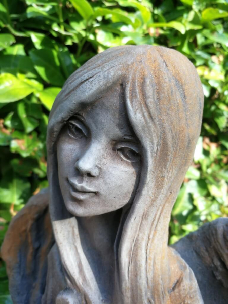 Relief Engel Hope Rosteffekt, Betonguss