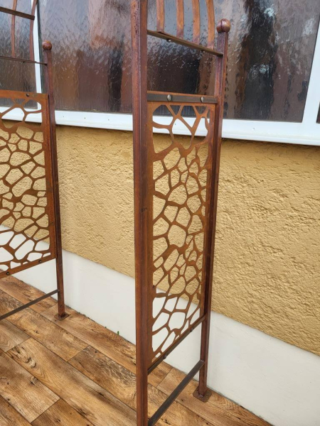 Edelrost Rosenbogen mit abstraktem Gitter