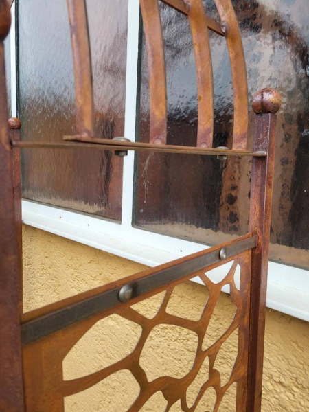 Edelrost Rosenbogen mit abstraktem Gitter