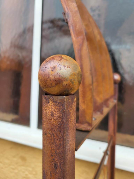 Edelrost Rosenbogen mit abstraktem Gitter