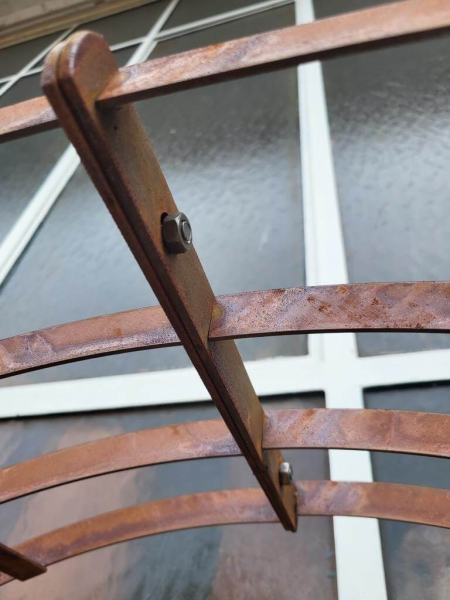 Edelrost Rosenbogen mit abstraktem Gitter