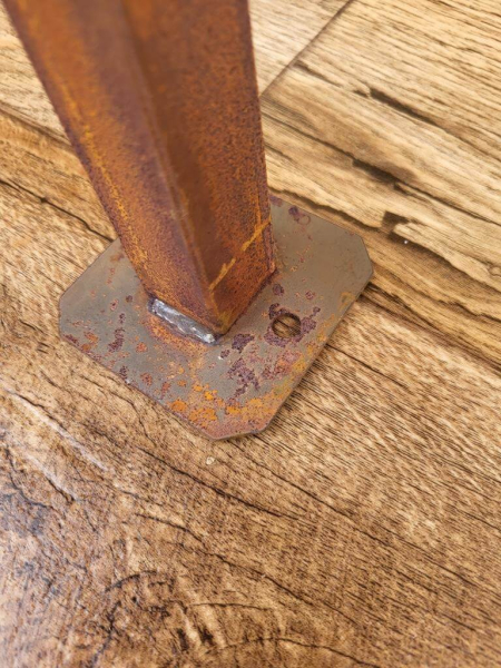 Edelrost Rosenbogen mit abstraktem Gitter