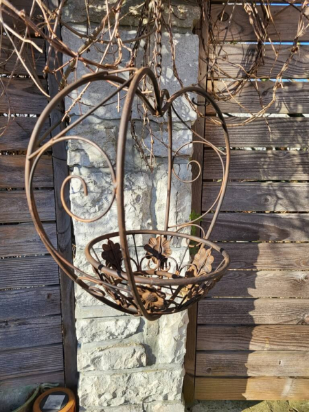 Hängeherz mit Korb und Rankenmuster