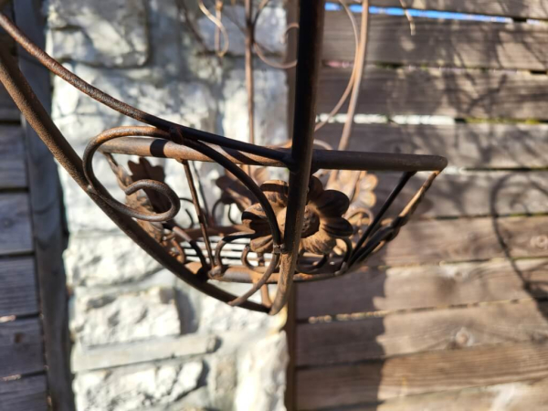 Hängeherz mit Korb und Rankenmuster