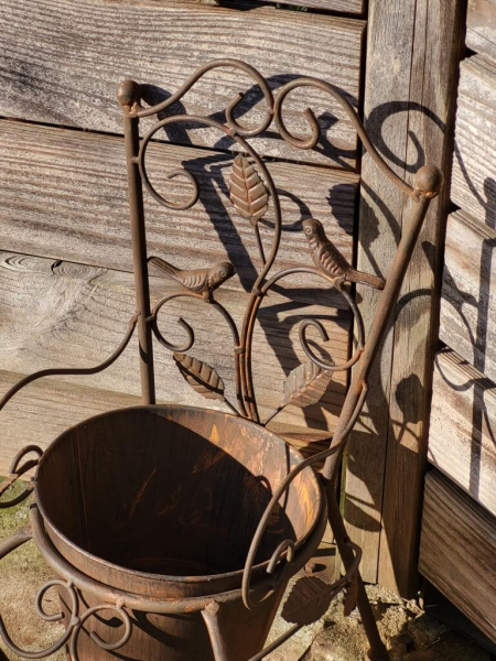 Edelrostoptik Stuhl mit Rankenmuster, zum Bepflanzen