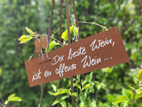 Edelrost Schild mit Weinflasche und Glas, offener Wein