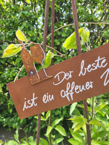 Edelrost Schild mit Weinflasche und Glas, offener Wein