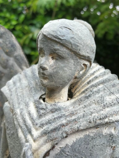 Dekoengel Lisa betend, grau