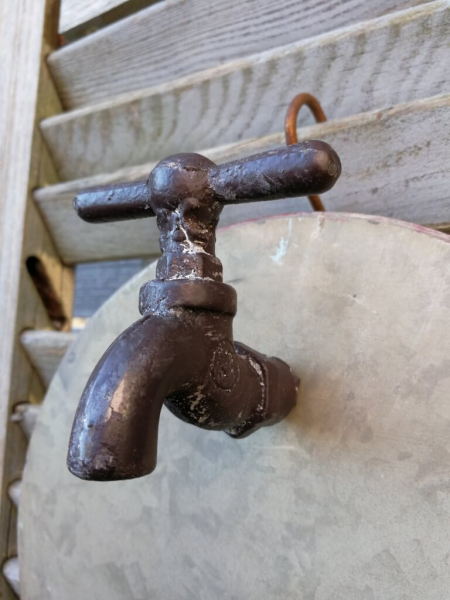Zink Wandeimer mit Wasserhahn, Vintage, grau-rot