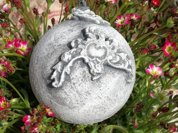 Shabby Dekokugel mit Barockflügel, grau