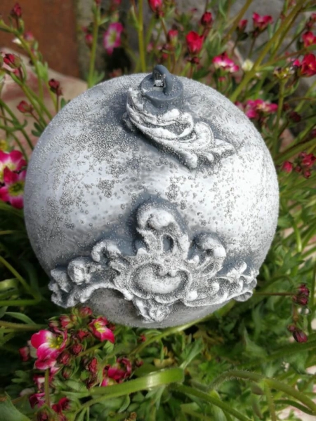 Shabby Dekokugel mit Barockflügel, grau