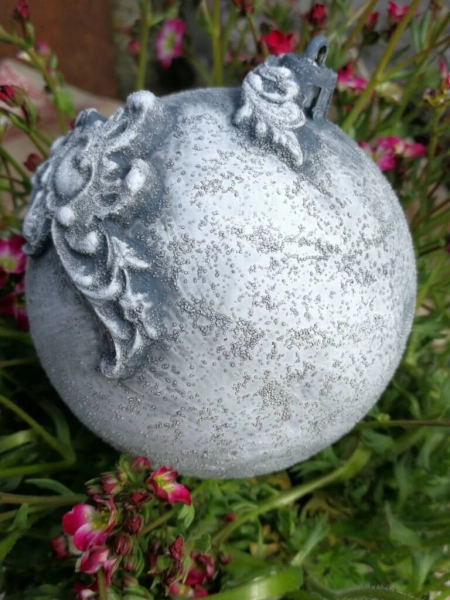 Shabby Dekokugel mit Barockflügel, grau
