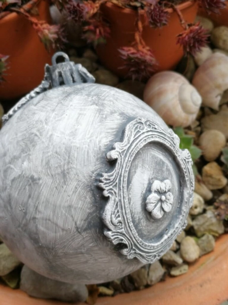 Shabby Dekokugel mit Barock-Rahmen kleine Blüte, grau