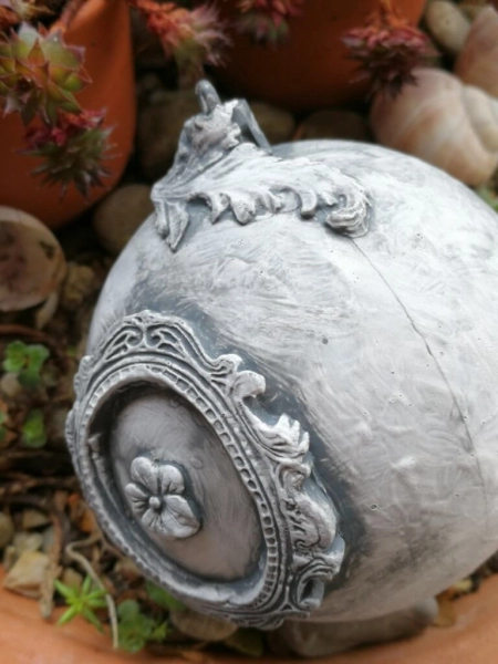 Shabby Dekokugel mit Barock-Rahmen kleine Blüte, grau