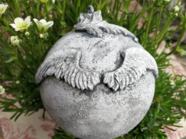Shabby Dekokugel mit Engelsflügel, grau