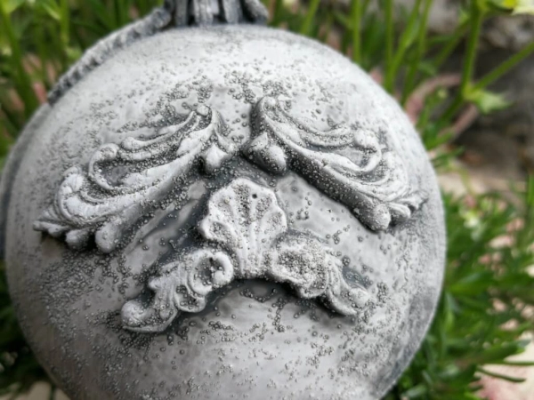 Shabby Dekokugel mit Engelsflügel, grau