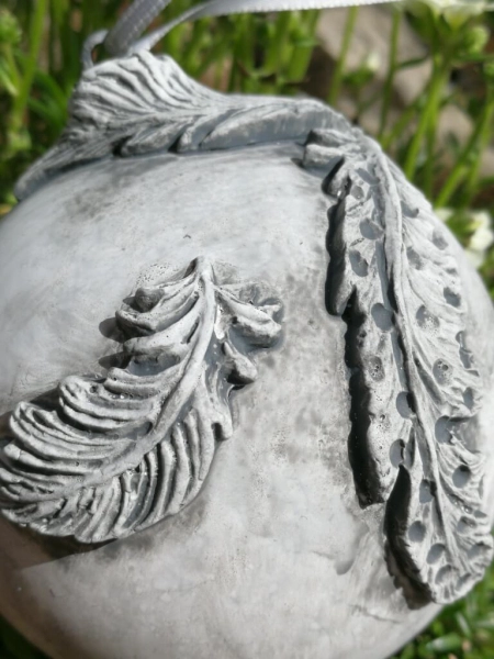 Shabby Dekokugel mit Federn, grau