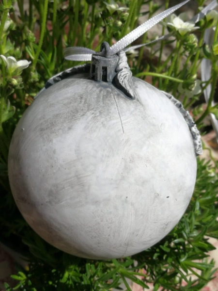Shabby Dekokugel mit Federn, grau