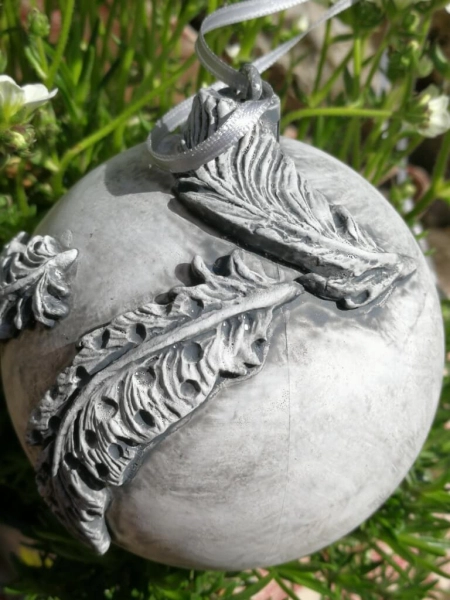 Shabby Dekokugel mit Federn, grau