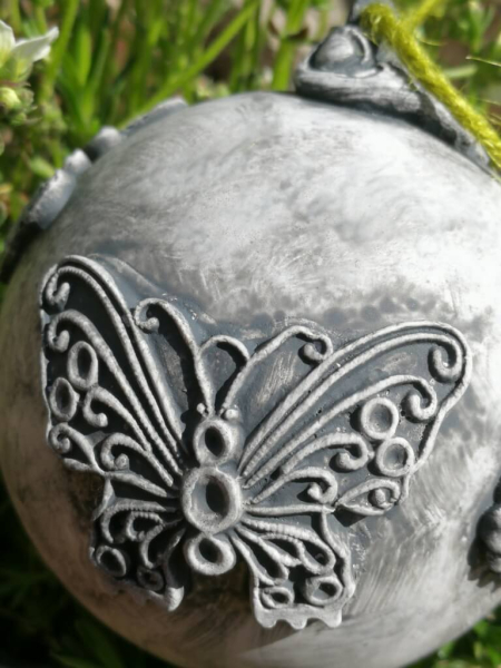 Shabby Dekokugel mit Schmetterlingen, grau