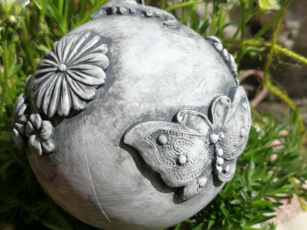 Shabby Dekokugel mit Schmetterlingen, grau
