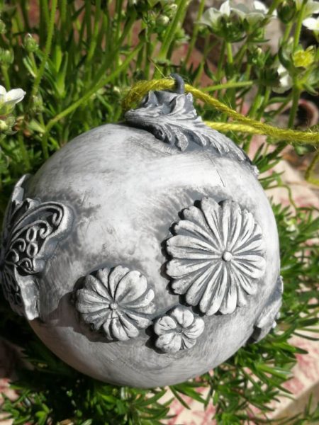 Shabby Dekokugel mit Schmetterlingen, grau