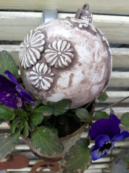 Shabby Dekokugel mit länglichen Ornamenten, nougat-braun