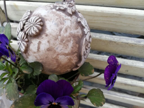 Shabby Dekokugel mit länglichen Ornamenten, nougat-braun