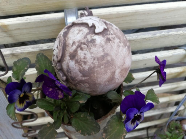 Shabby Dekokugel mit länglichen Ornamenten, nougat-braun