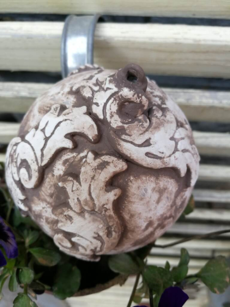 Shabby Dekokugel mit länglichen Ornamenten, nougat-braun