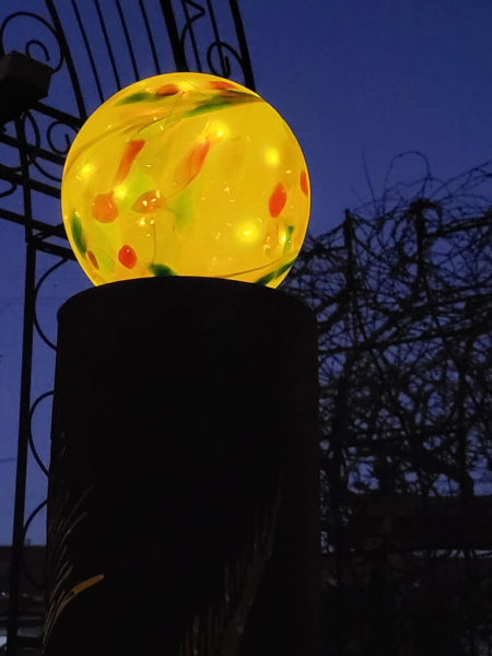 Edelrost Solarsäule China mit Glaskugel, gelb