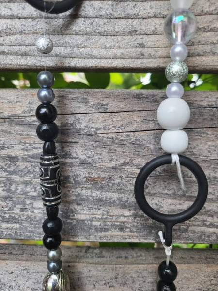 Sonnenfänger Weiß-Schwarz, mit Silberkugeln und schwarzen Ringen