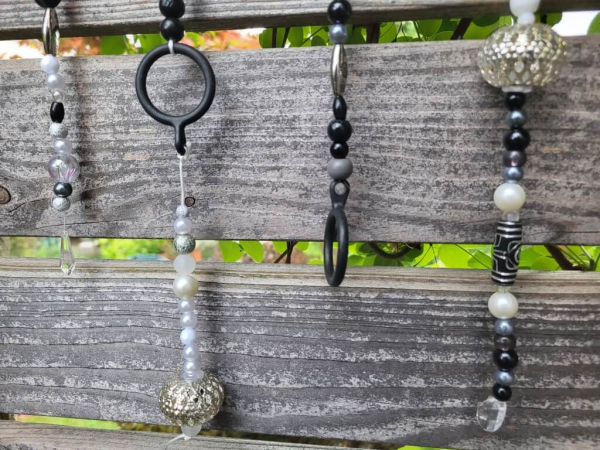 Sonnenfänger Weiß-Schwarz, mit Silberkugeln und schwarzen Ringen