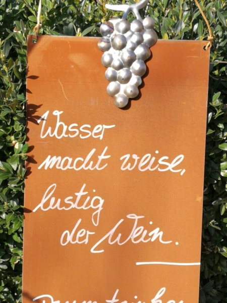 Edelrost Schild mit Weintraube "Wasser und Wein"