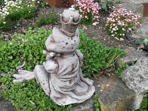Froschkönigin Elli, Steinguss