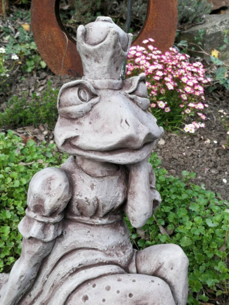 Froschkönigin Elli, Steinguss