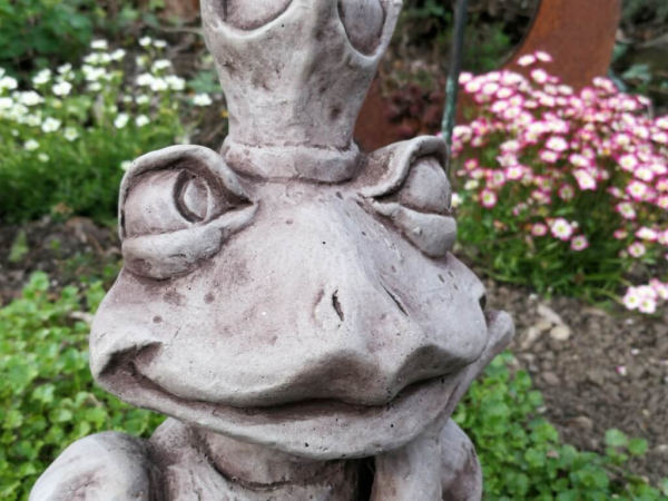Froschkönigin Elli, Steinguss