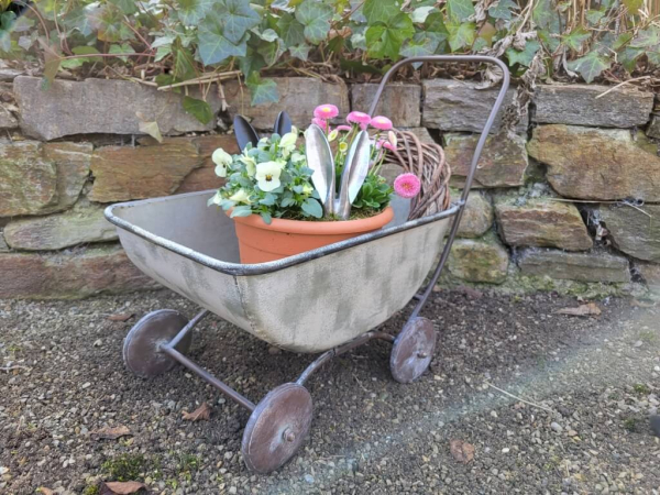 Shabby Chic Kinderwagen zum Bepflanzen