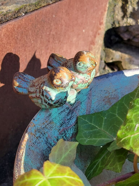 Shabby Chic Vogeltränke auf Fuß, grün-braun