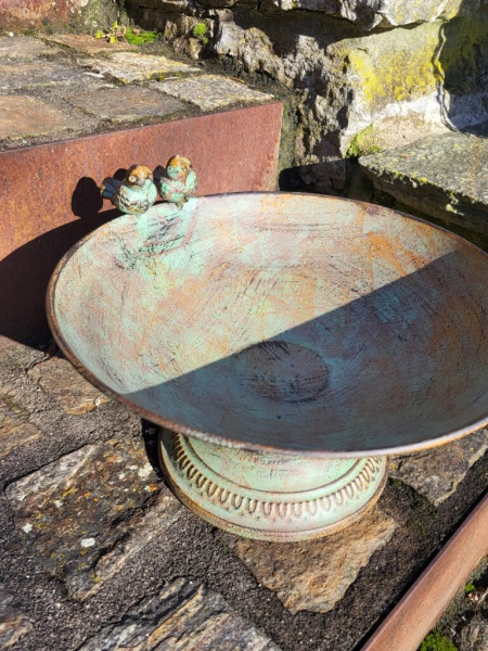 Shabby Chic Vogeltränke auf Fuß, grün-braun