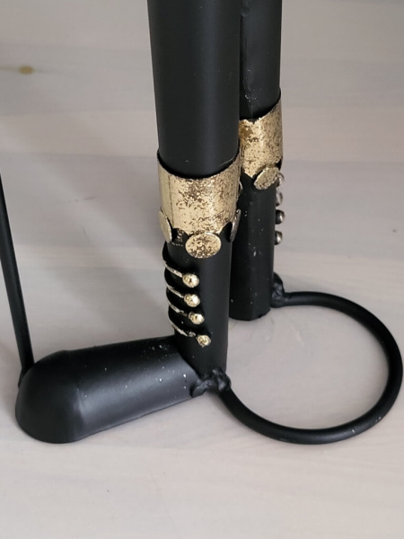 Weihnachtlicher Wachmann mit Tannenbaumstab, schwarz-gold