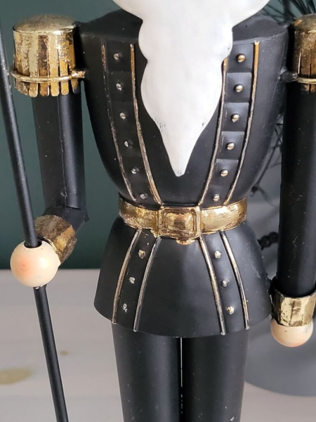 Weihnachtlicher Wachmann mit Kugelstab, schwarz-gold