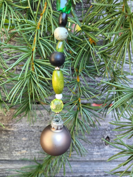 Weihnachtshänger Grün, mit Kugel und Glitzerstern