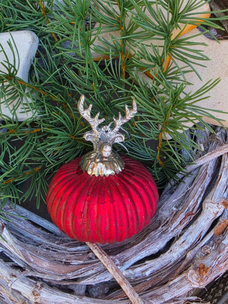 Weihnachtskugel Dualchi mit Hirsch, rot