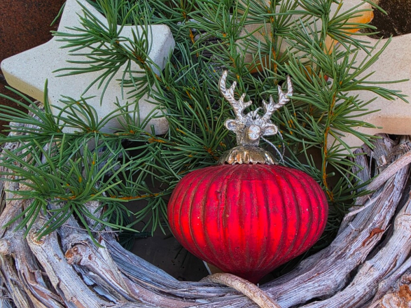 Weihnachtskugel Dualchi mit Hirsch, rot