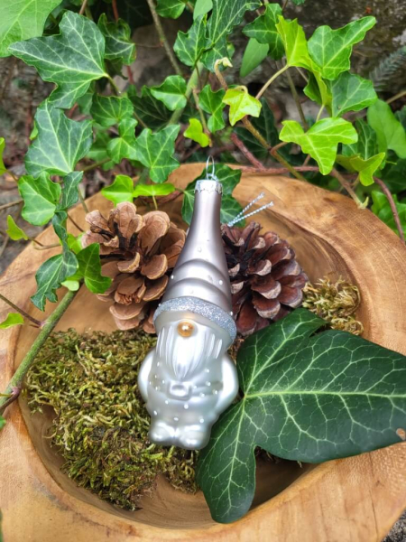 Christbaumkugel Wichtel, Hose weiß, Mütze grau