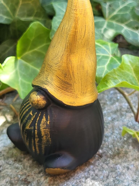 Kunststoff Wichtel Knut, schwarz-gold