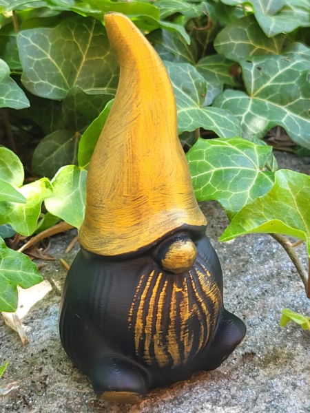 Kunststoff Wichtel Knut, schwarz-gold