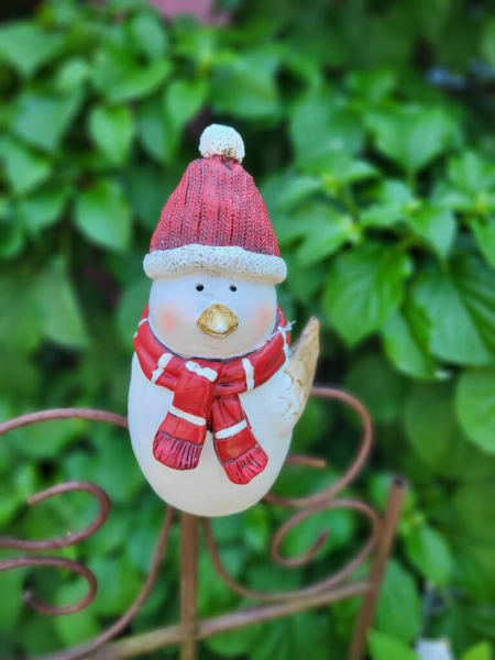 Zaunhocker Wintervogel Joachim mit Mütze, Polyresin