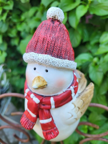 Zaunhocker Wintervogel Joachim mit Mütze, Polyresin